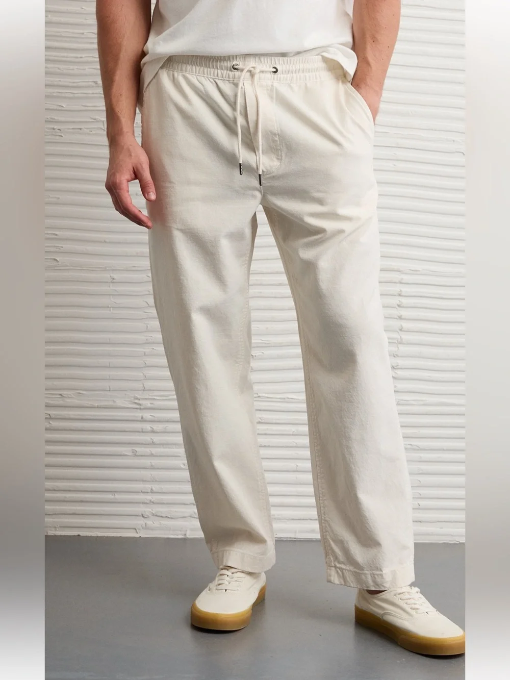 NWT Men’s AE Pull On Trekker Cream Pant